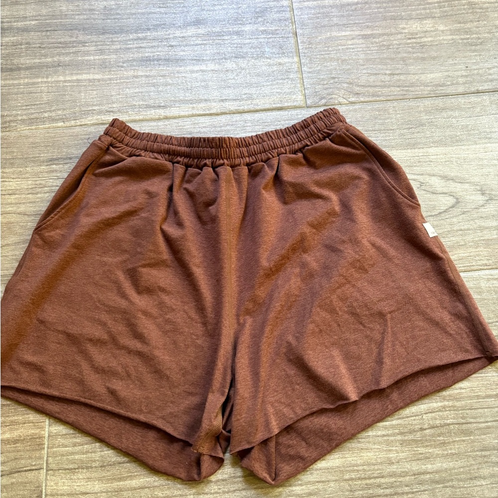 Vuori boyfriend shorts size small color Cedar
